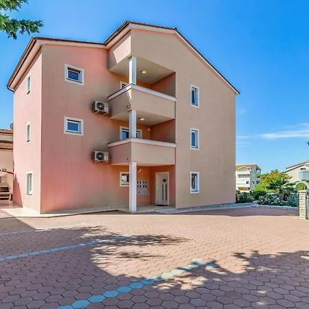 2 Bedroom Awesome In Medolino