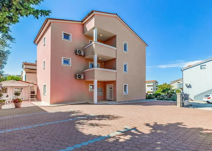 2 Bedroom Awesome In Medulin