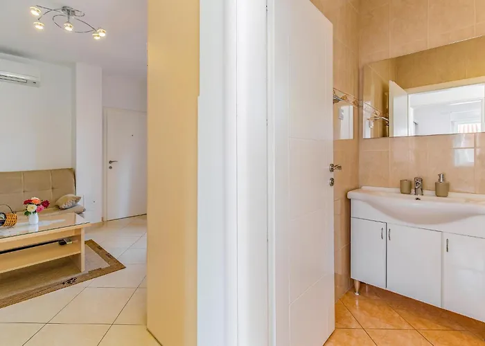 2 Bedroom Awesome In Medulin