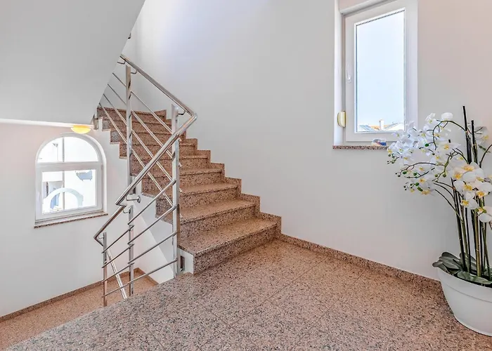 2 Bedroom Awesome In Medulin