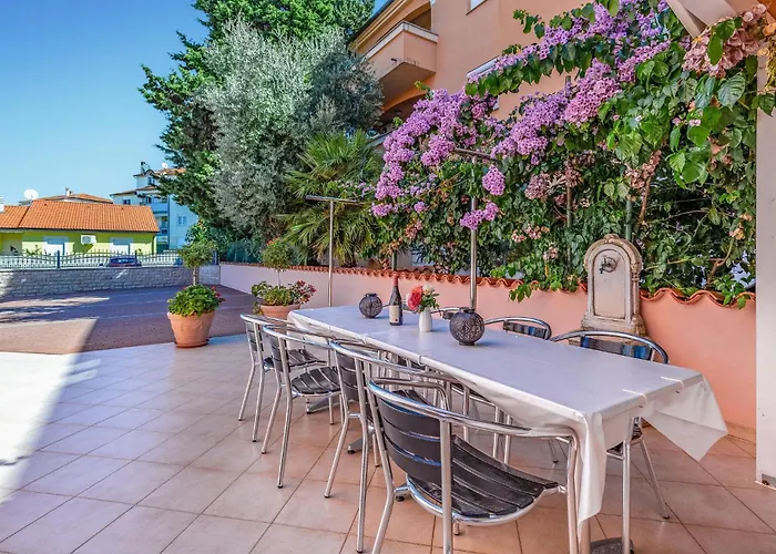 2 Bedroom Awesome In Medulin